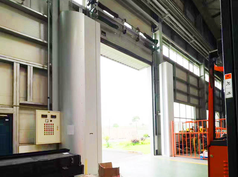 康平工業(yè)級大門空氣幕應(yīng)用武漢北車組裝車間